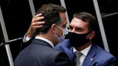 El nuevo presidente del Senado de Brasil recibe la felicitaci�n del senador Fl�vio Bolsonaro, hijo del presidente