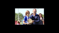 �lvaro Fern�ndez Carreras recibe el trofeo al mejor jugador del torneo