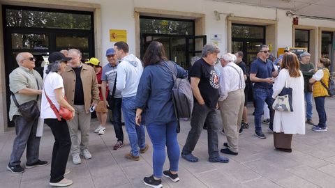 Participantes en la estaci�n de Ferrol, antes de partir