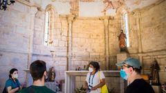 Una de las visitas guiadas que se ofrecieron durante la temporada de verano en la iglesia de Chouz�n, en Carballedo