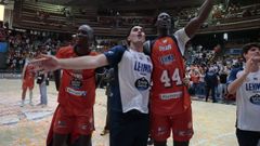 Macachi, Varela y Thiam, durante la celebraci�n del ascenso en el Coliseum.