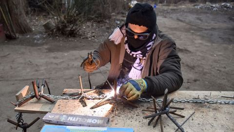 Voluntarios construyen obstculos para proteger el acceso a Kiev