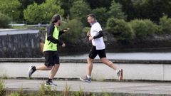 Imagen de archivo de dos personas corriendo por el paseo mar�timo de A Malata.