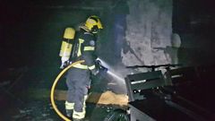 Bomberos de O Carballio, trabajando en la extincin del incendio