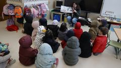 Protesta de padres y alumnos en O Graxal por una aver�a en la calefacci�n