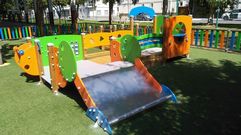 Zona de juegos infantiles en el parque de la calle Lpez Surez