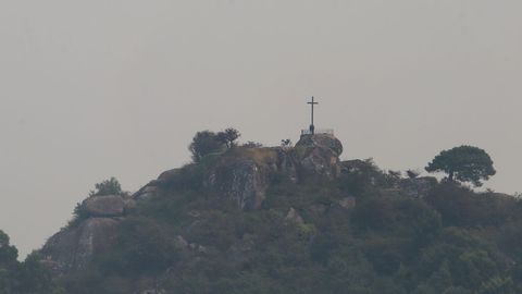 Humo de los incendios en la ría de Arousa. En esta vista, el monte Lobeira