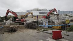 Las m�quinas recog�an ayer los escombros del �ltimo tramo del ya desaparecido escal�xtric del Chuac