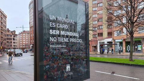 Mupi con el cartel de la campa�a del ayuntamiento sobre la renuncia a la candidatura para el Mundial de F�tbol 2030