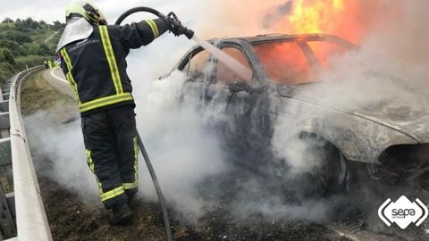 Coche incendiado en la 'Y'