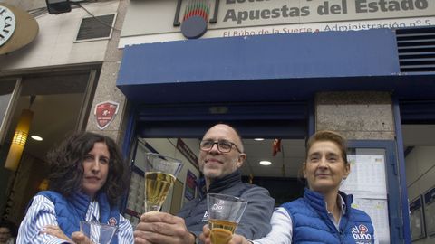 La administracin nmero 5 de Gijn, 'El bho de la suerte', situada en el nmero 9 de la calle Palacio Valds, ha repartido este viernes premios del gordo y de cuatro de los ocho quintos del Sorteo de la Lotera Nacional de Navidad