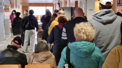 Colas en el ambulatorio, esta ma&ntilde;ana, para consultar su hab&iacute;a consultas disponibles