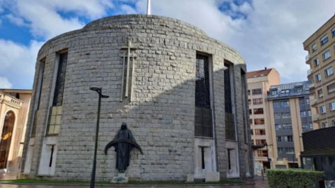 Una imagen actual de la ?iglesia redonda? de la Plaza del Fresno con la estatua y el escudo en el centro de la imagen y, a su derecha, los monolitos conmemorativos