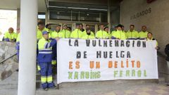 Los trabajadores de Jardines se concentraron a las puertas de los juzgados de Ferrol, donde estaba convocado el juicio por la denuncia de la plantilla por vulneraci�n del derecho de huelga.