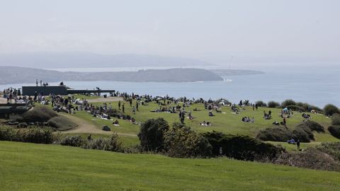 Decenas de personas en el Monte de San Pedro en A Coru�a esperando a ver el eclipse