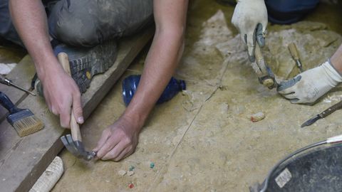 El equipo emplea cinceles y martillos en la parte más cementada y cuchillos en la más blanda