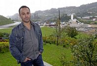 Esteban Parada, en el balc�n de su casa, estuvo un a�o sin apenas poder dormir.