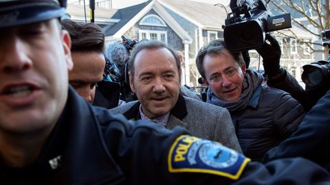 El actor estadounidense Kevin Spacey es escoltado por la polica a su llegada al tribunal de Nantucket, Estados Unidos