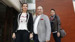 Pilar Iglesias, Ram�n Vigo y Camola D�az, a la entrada de los juzgados de Corcubi�n el 18 de julio del 2017.