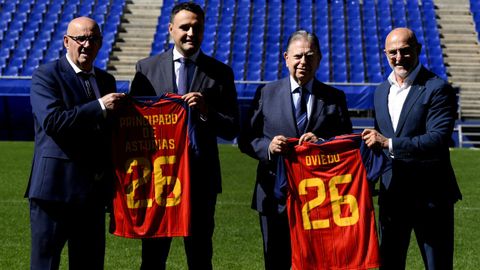 (i-d) El presidente de la Federaci�n Asturiana de F�tbol, Jos� Ram�n Cuertos; el Consejero de Hacienda, Justicia y Asuntos Europeos, Guillermo Pel�ez; el alcalde de Oviedo, Alfredo Canteli, y el seleccionador Luis de la Fuente, posan durante la presentaci�n del encuentro de la Liga de Naciones que la campeona del mundo y Rep�blica Checa disputar�n en Oviedo el 3 de octubre