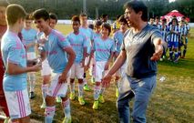 Los jugadores del equipo vigu�s en el momento de recoger el trofeo.