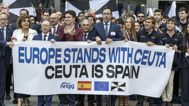 El presidente de Ceuta, Juan Jes�s Vivas, este martes en Bruselas con la vicepresidenta portavoz del Grupo del Partido Popular Europeo en la Euroc�mara.