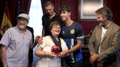 &Aacute;lex C&eacute;sar y sus abuelos, con Alberto Varela y Carlos Coira en la recepci&oacute;n de Ravella