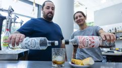 Un mezclado, blanco y rojo, ayer en la cafeter&iacute;a del mercado de Carballo. Poco a poco llegar&aacute;n m&aacute;s variedades. 