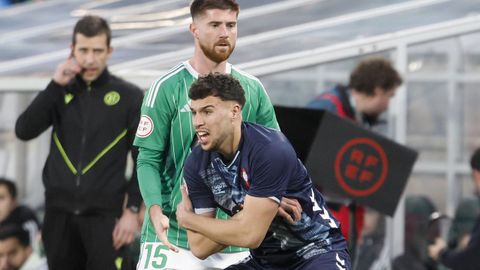 Zalaya y �lvaro Mar�n tras el mordisco del defensa del Racing.