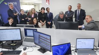 Rueda durante su visita a la sede de Ghenova en Ferrol, acompa�ado por el consejero delegado de la firma y el director general, la conselleira de Econom�a e Industria y el alcalde.