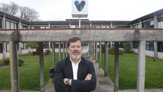 Javier Ferreira, actual gerente de la USC en funciones, delante del hospital Rof Codina