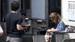 Una pareja en una terraza de una cafeter�a de Lugo.