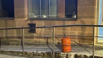 Imagen de la bombona, localizada frente a la entidad bancaria