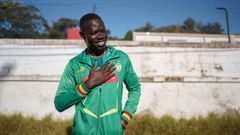El actor senegal�s Thimbo Samb, en el campamento de acogida de inmigrantes de Las Canteras, en La Laguna (Tenerife)