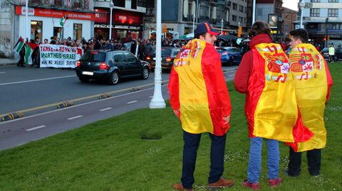 Aficionados de la �Roja� observan la manifestaci�n
