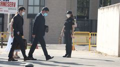 El exmayor de los Mossos d'Esquadra, Josep Llu�s Trapero, seguido de su abogado, a su llegada este lunes a la Audiencia Nacional