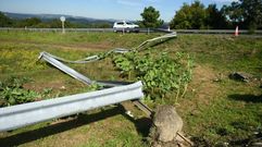 Lugar del accidente mortal en A Estrada, donde uno de los coches se llev� por delante el guardarra�l 