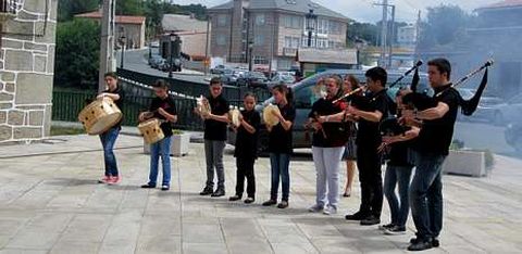 El grupo de gaitas Os Arandos, en la imagen en una foto de archivo, amenizar� este a�o de nuevo las fiestas en honor a San Antonio.