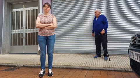 María regentó La Pacheca hasta la semana pasada. Detrás, Ramón, uno de sus clientes.