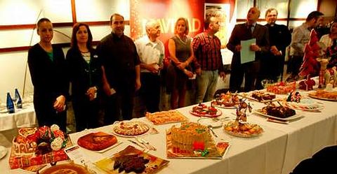 El jurado, dispuesto a probar los postres en una edici�n anterior del concurso en El Corte Ingl�s. 