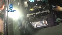 Los polic�as descubrieron dobles fondos en los veh�culos