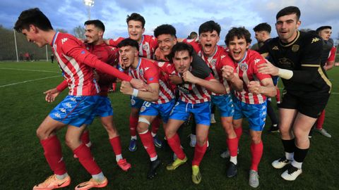 Los jugadores albivermellos celebraron el hist�rico ascenso directo.  