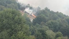 El incendio activo en la aldea de Santalla