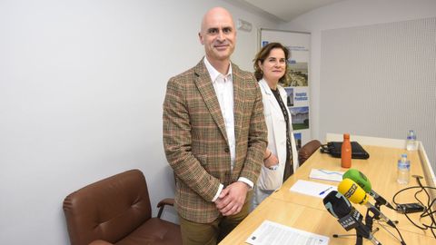 El gerente del �rea sanitaria de Pontevedra y O Saln�s, Jos� Flores, y la directora asistencial, Yolanda Sanduende, este jueves, en el Provincial
