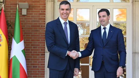 El presidente del Gobierno, Pedro S�nchez), y el lendakari, Imanol Pradales, en una reuni�n en la Moncloa.