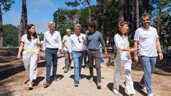 El titular de la Xunta, Alfonso Rueda, y el presidente del PP, Alberto N��ez Feijoo, acompa�ados de cargos del Gobierno gallego y del PPdeG, recorrieron parte del Cami�o do Litoral. Esa ruta de 52 etapas y m�s de 1.370 kil�metros recorre la totalidad del litoral gallego a trav�s de 78 concellos costeros. Cuenta con una aplicaci�n y se�alizaci�n espec�ficas.