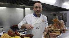 Carlos Mart�nez con el cocido de O Coto