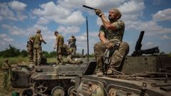 Soldados ucranianos participan en un ejercicio cerca de la l�nea de combate, en la regi�n del Domb�s