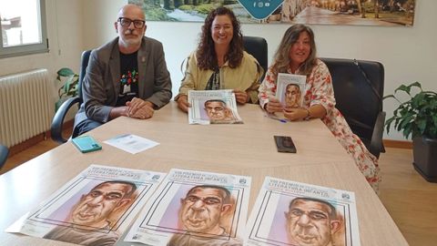 O director de Edicións de Galaxia, Marcos Calveiro; a concelleira pobrense de Cultura, Patricia Lojo; e a presidenta de Barbantia, Chus Blanco.