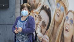 Una mujer paseando por las calles de Ribeira, a finales del pasado mayo, en el primer d�a de uso obligatorio de la mascarilla en Galicia
